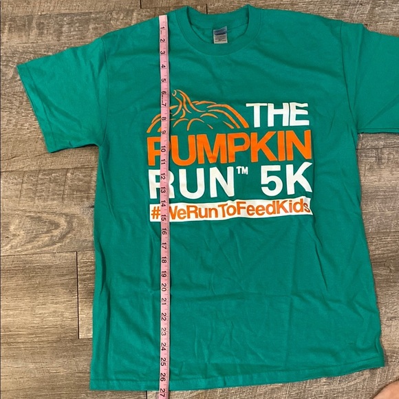 Gildan The Pumpkin Run 5K Short Sleeve T-Shirt "WeRunToFeedKids" Medium Green - Picture 6 of 7